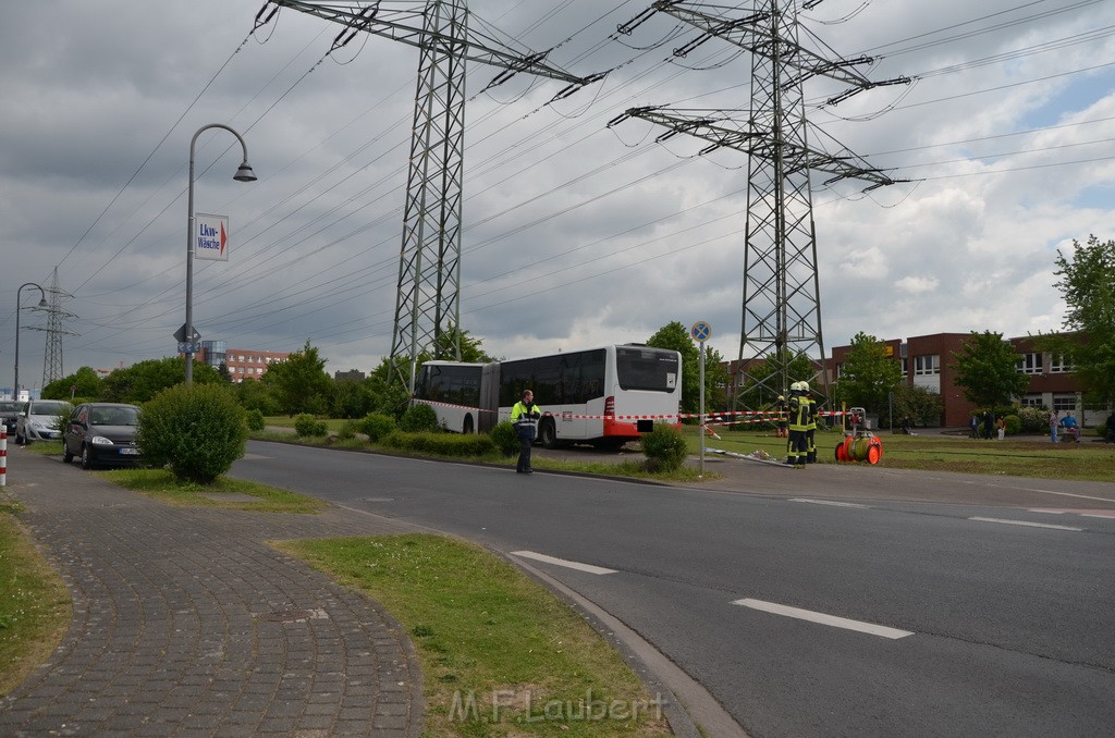 Schwerer Bus Unfall Koeln Porz Gremberghoven Neuenhofstr P050.JPG - Miklos Laubert
